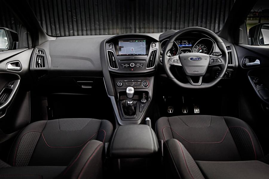 Интерьер Ford Focus ST-Line 2016 года  (UK) (фото 2 из 11)